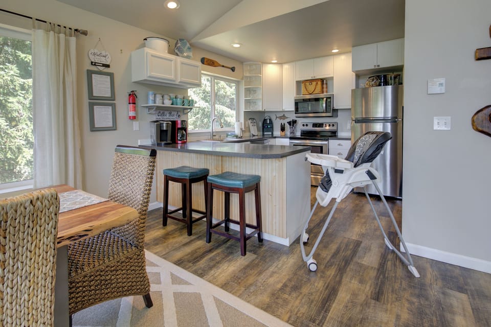 Fully equipped kitchen with foldable highchair
