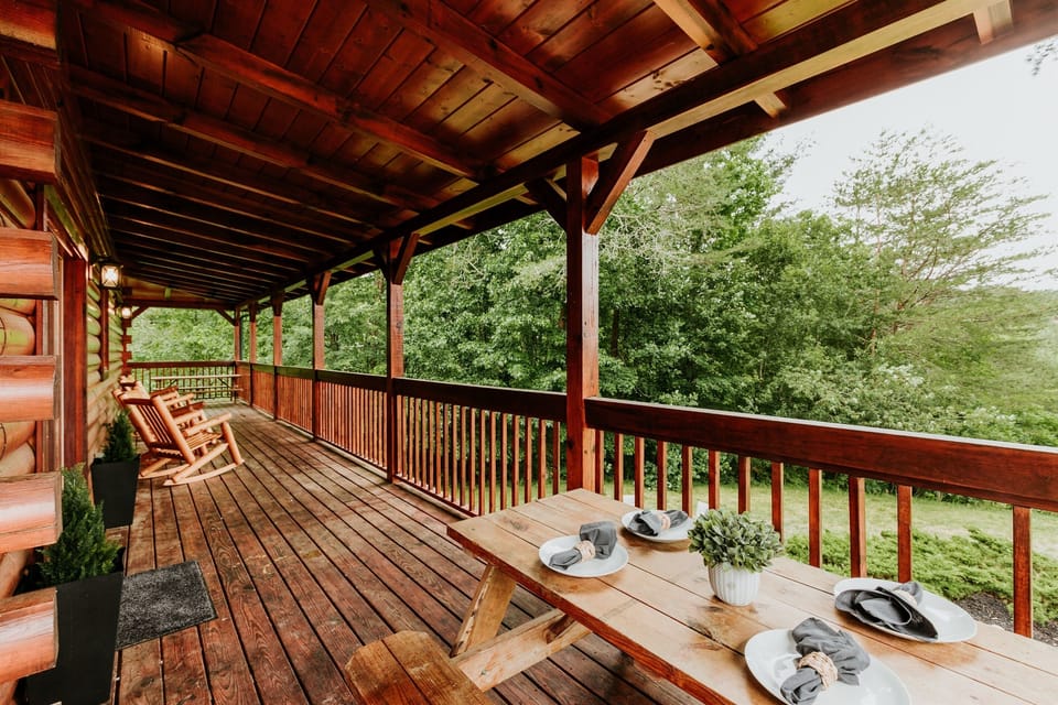 Our cozy outdoor dining area is the perfect spot for family meals, morning coffee, or evening dinners under the stars. Surrounded by nature and tranquility.