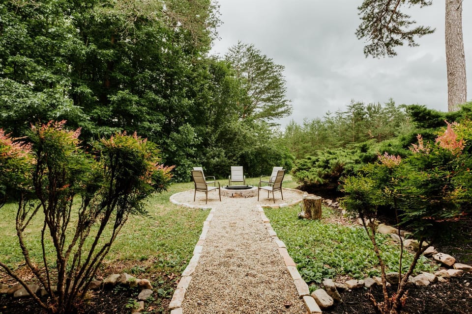Step into the backyard and enjoy unforgettable evenings around the outdoor fire pit! Perfect for roasting s'mores, sharing stories, and creating memories with family and friends. (Don’t forget to bring your own firewood!