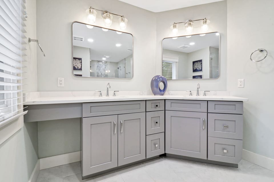 4 Ketch - Upstairs Master Bathroom