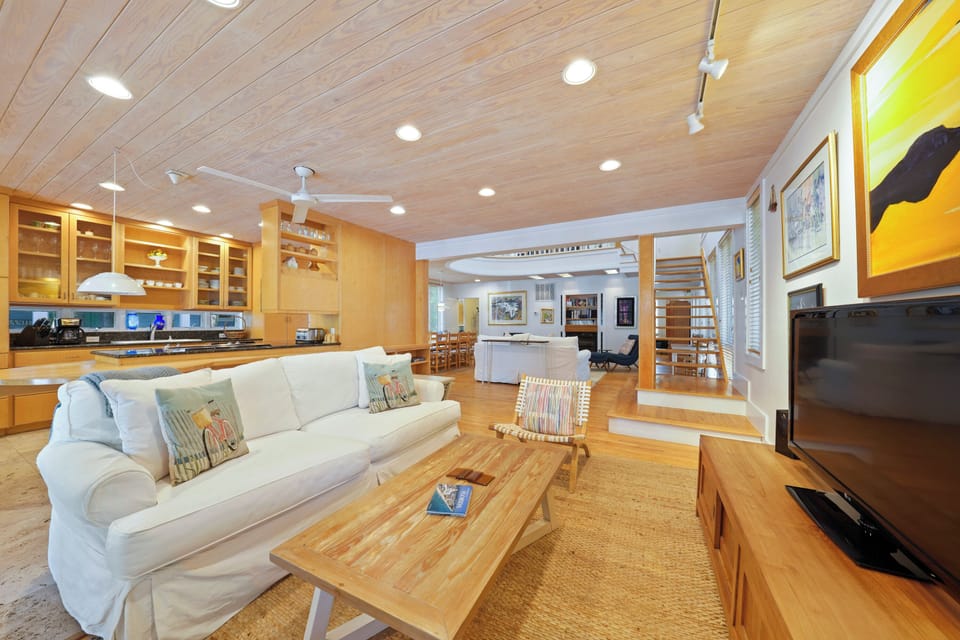 LARGE FLAT SCREEN TV & PLENTY OF SEATING