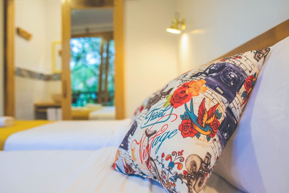 Deluxe Double or Twin Room | Down comforters, WiFi (free), bed sheets