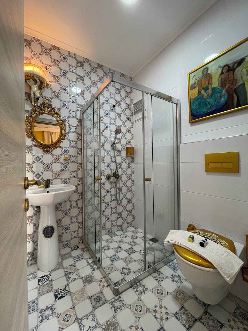 Luxury Double Room | Bathroom | Shower, rainfall showerhead, free toiletries, hair dryer