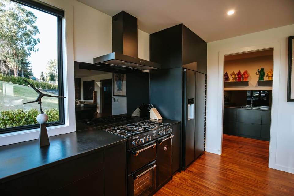 Luxury House, 4 Bedrooms, Hot Tub, Mountain View | Private kitchen | Full-size fridge, microwave, oven, stovetop