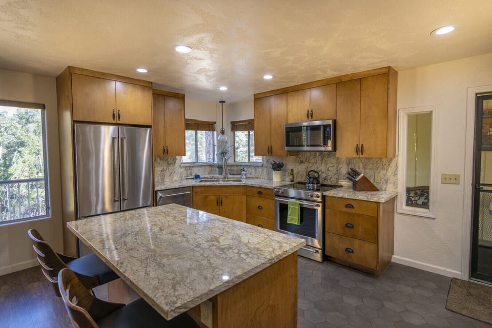 Beautiful full kitchen