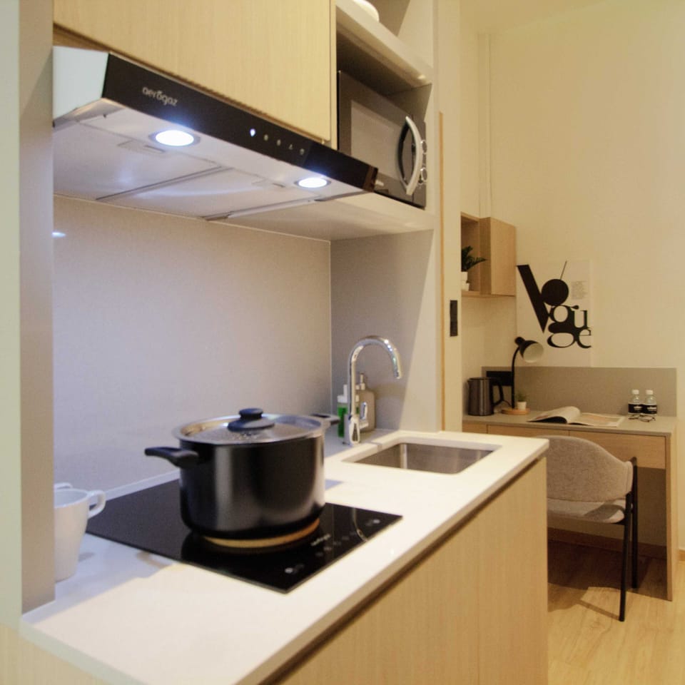 Premier Studio | In-room safe, desk, blackout drapes, WiFi (free)