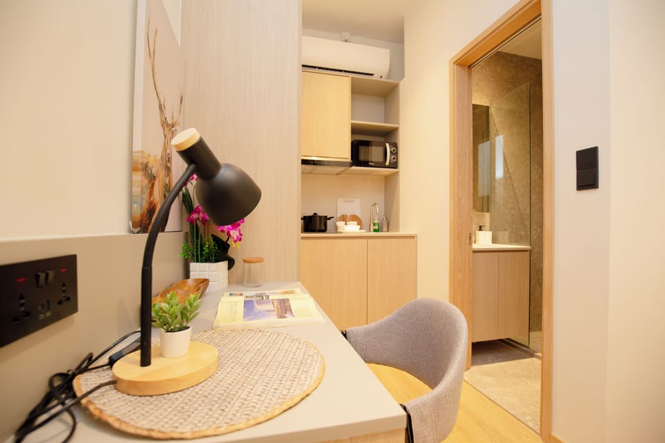 Standard Studio | In-room safe, desk, blackout drapes, WiFi (free)