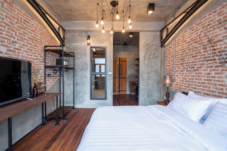 Deluxe King Room | Minibar, in-room safe, desk, laptop workspace