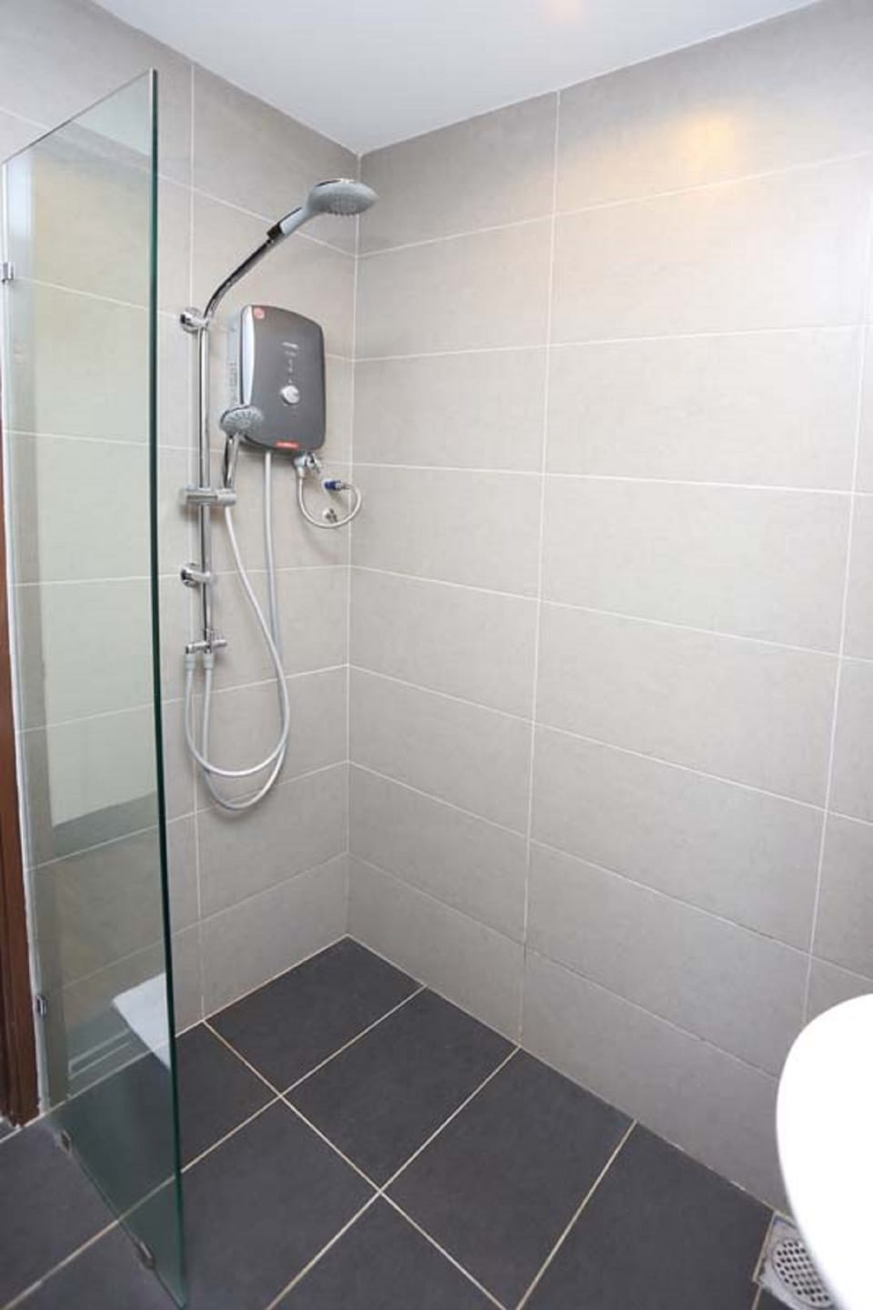 Shower, free toiletries, hair dryer, bidet