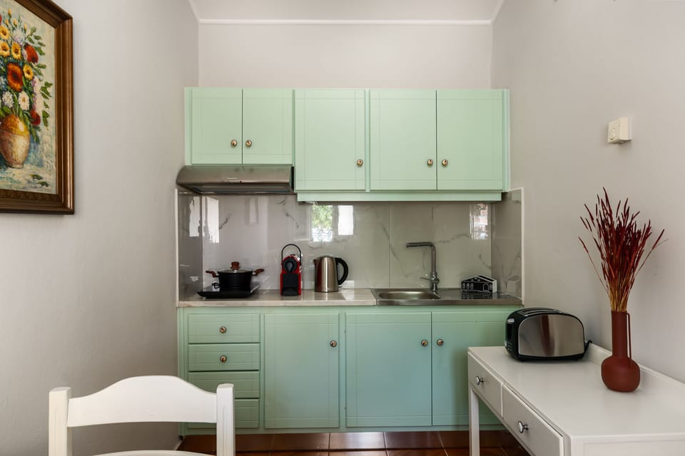 House, 1 Bedroom | Private kitchen | Fridge, microwave, oven, stovetop