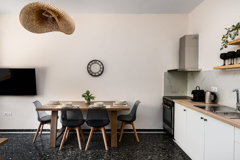 House, 3 Bedrooms | Private kitchen | Fridge, microwave, oven, stovetop
