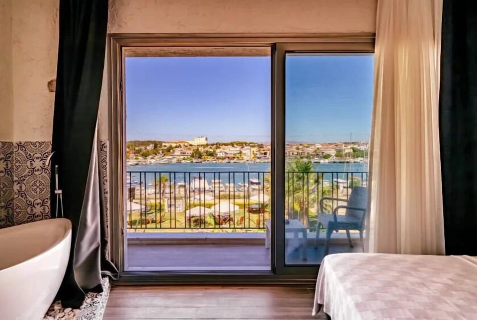 Deluxe Room | Premium bedding, minibar, laptop workspace, free WiFi