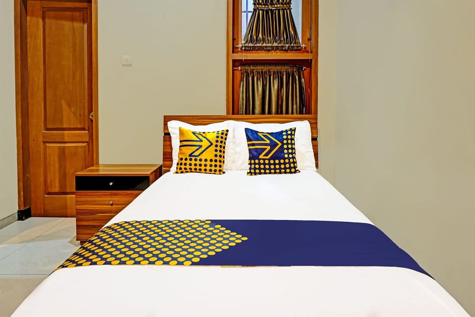 Basic Double Room | Laptop workspace, free WiFi, bed sheets