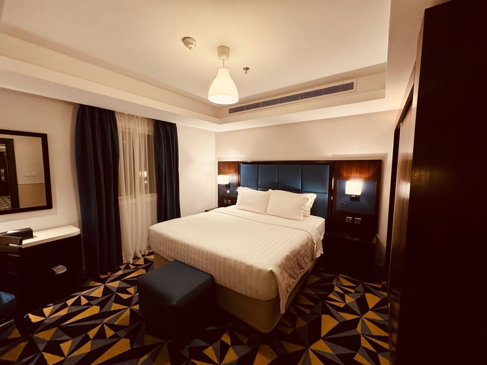 Junior Studio Suite, Ensuite | Hypo-allergenic bedding, pillowtop beds, in-room safe, desk