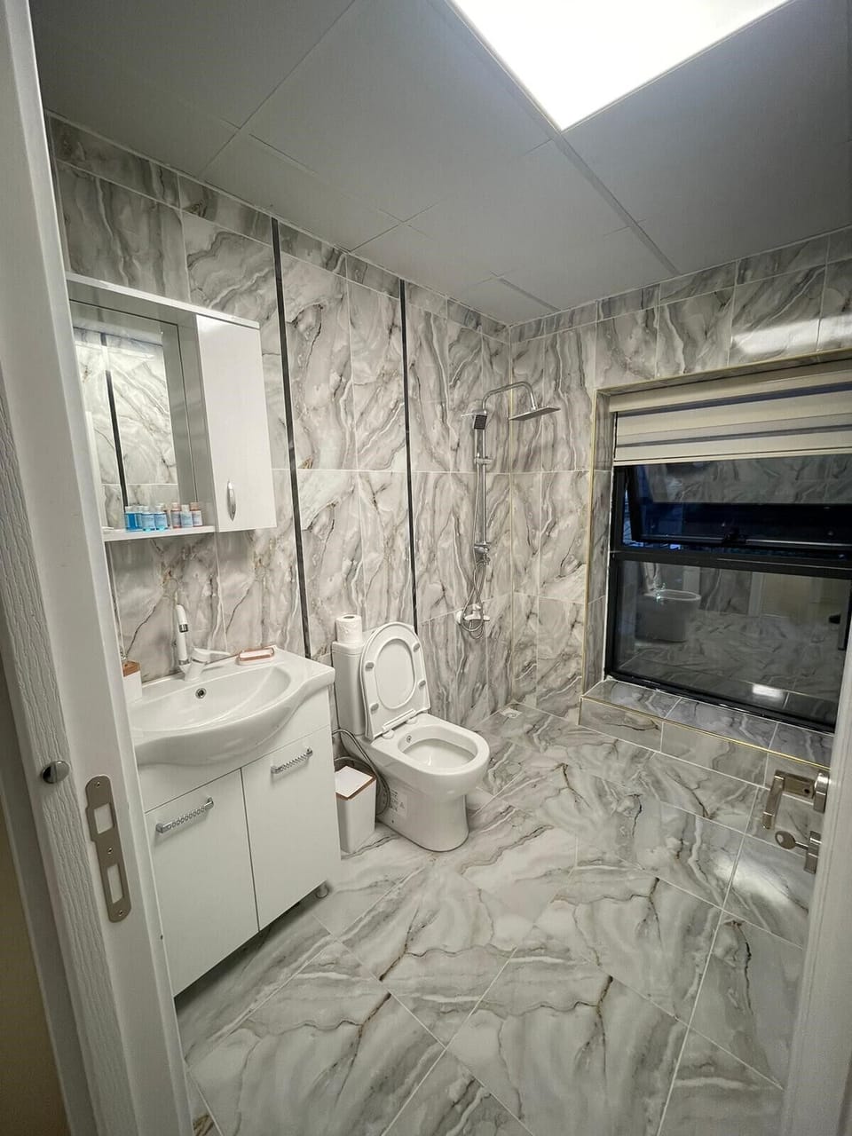 Comfort Double Room | Bathroom | Shower, rainfall showerhead, hair dryer, bathrobes