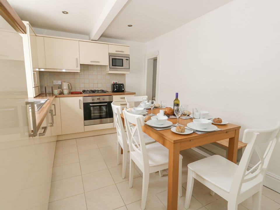 Cottage | Private kitchen | Fridge, dishwasher, electric kettle, toaster