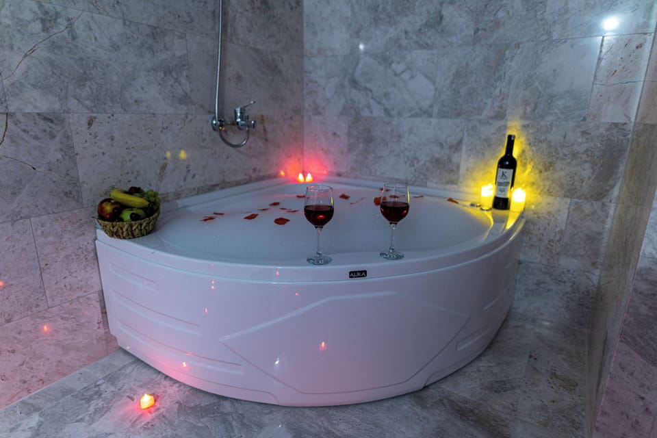 Deluxe Room | Bathroom | Separate tub and shower, jetted tub, rainfall showerhead