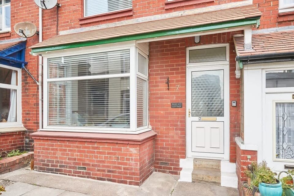 Blue Sky Cottage, Whitby - Host & Stay