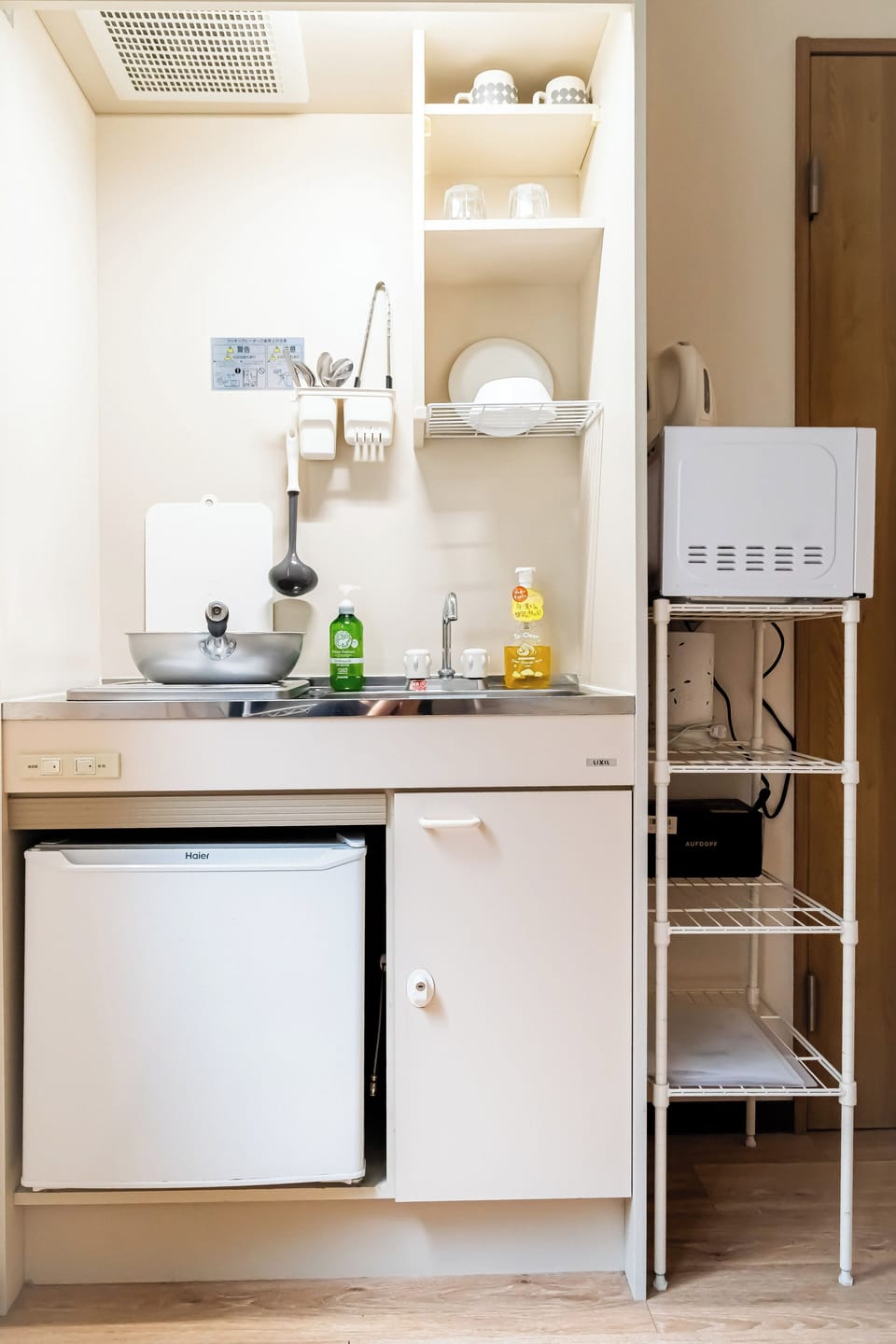 Comfort Room, 1 Double Bed, Non Smoking, Ensuite | Private kitchen | Full-size fridge, microwave, stovetop, electric kettle