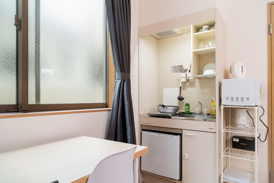 Comfort Room, 1 Double Bed, Non Smoking, Ensuite | Private kitchen | Full-size fridge, microwave, stovetop, electric kettle