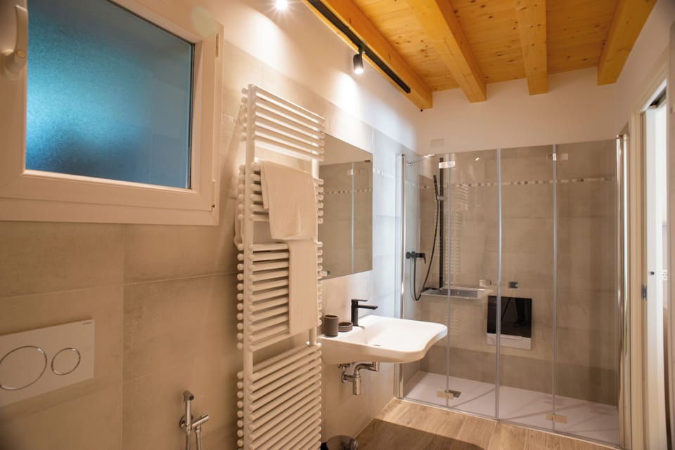 Studio | Bathroom | Shower, rainfall showerhead, free toiletries, hair dryer