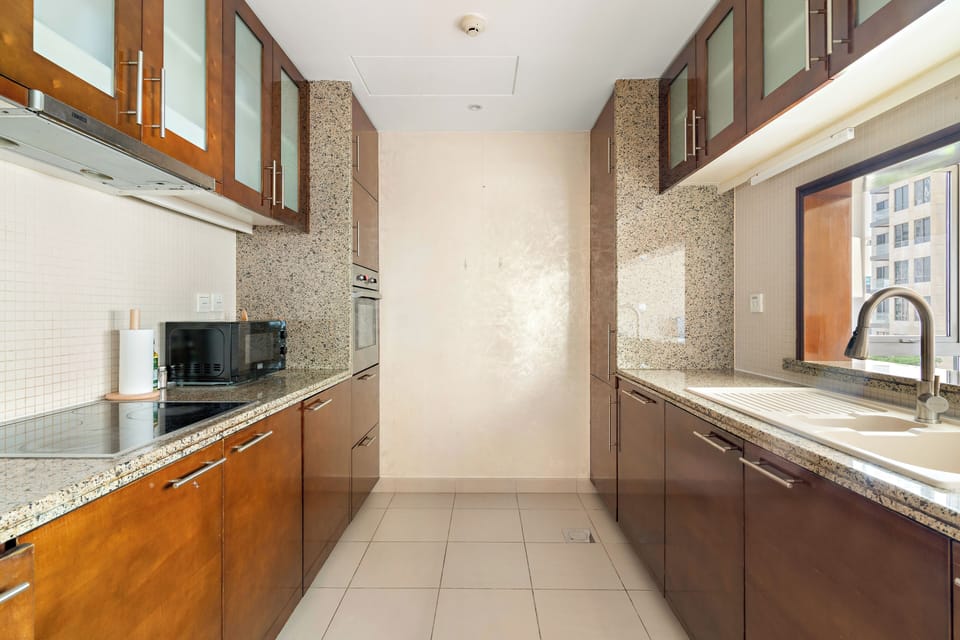 Elite Apartment | Private kitchen | Fridge, microwave, oven, stovetop