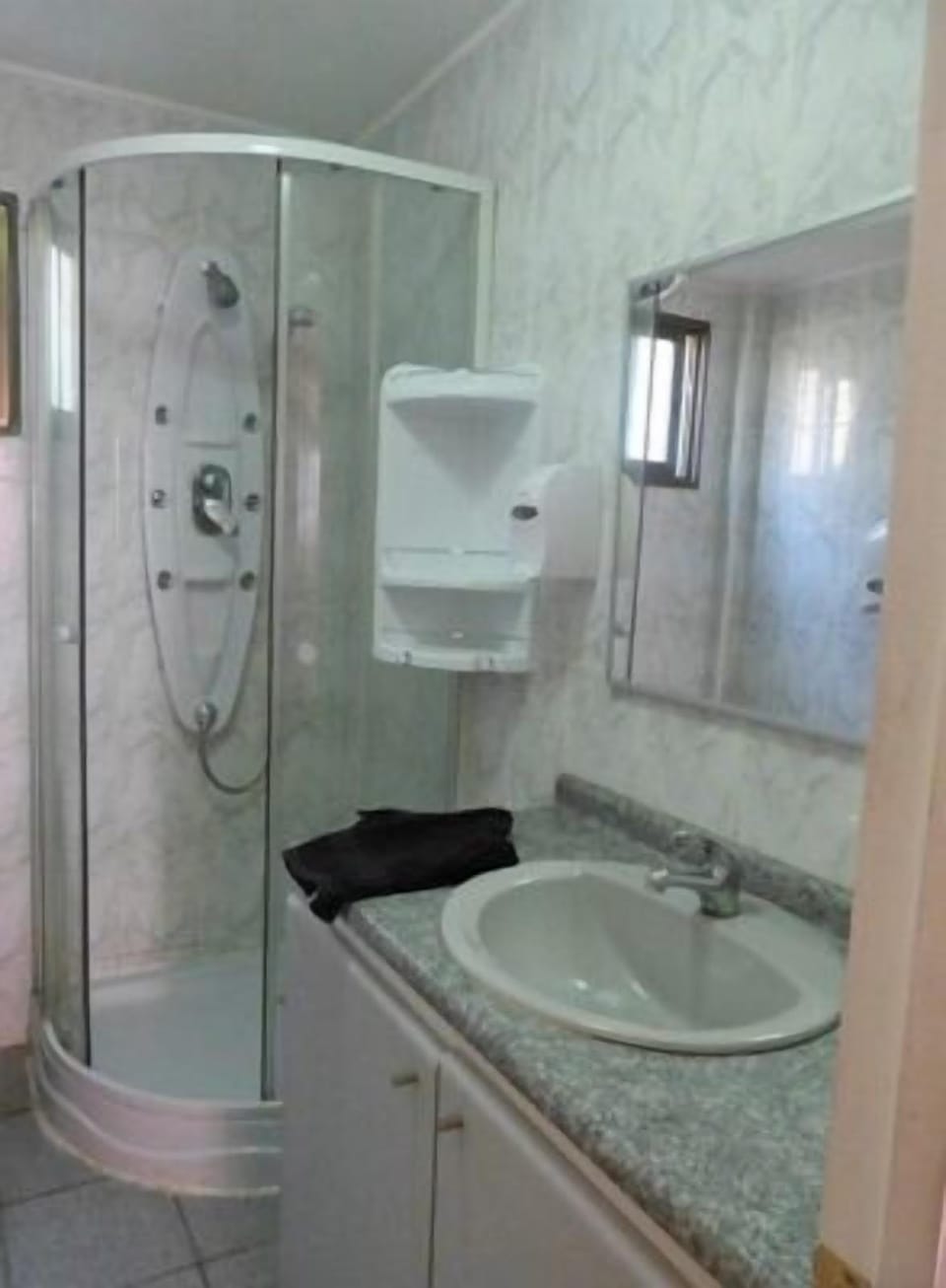Single Room | Bathroom | Shower, rainfall showerhead, hair dryer, towels
