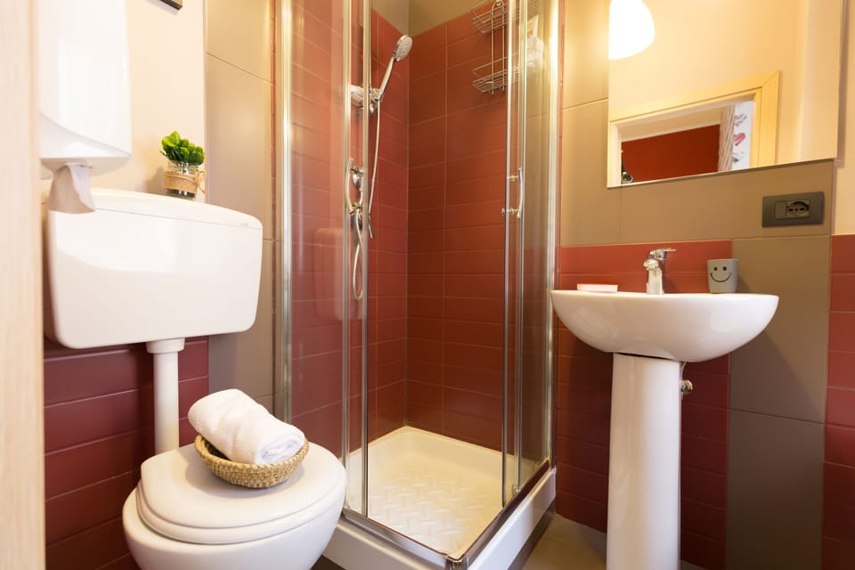 Double Room | Bathroom | Shower, free toiletries, hair dryer, bidet