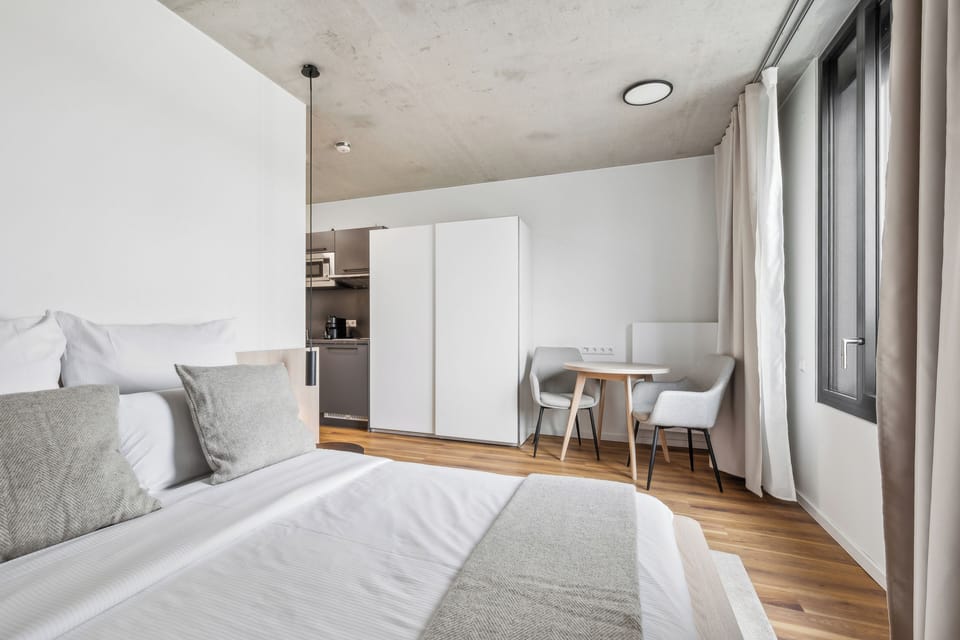Urban Accessible Studio | Soundproofing, free WiFi, bed sheets
