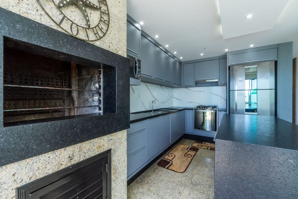 Family House | Private kitchenette | Toaster, cookware/dishes/utensils