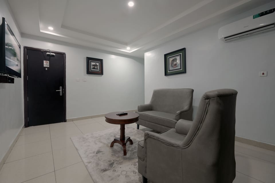 Royal Room | Living area | 48-inch LED TV with premium channels, TV, Netflix