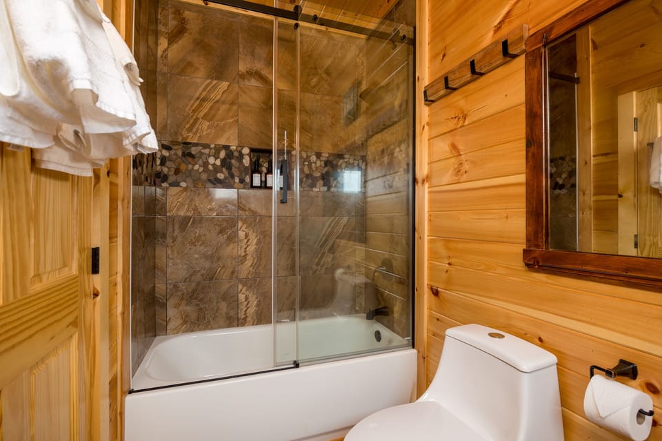 Fox ensuite bathroom, custom shower w/tub, shampoo/conditioner/bodywash included