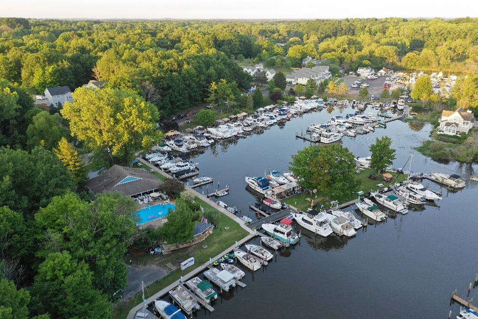 This vibrant marina is also home to Blue Water Boat Rentals, making it easy for guests to explore the lake by boat, kayak, or paddleboard.