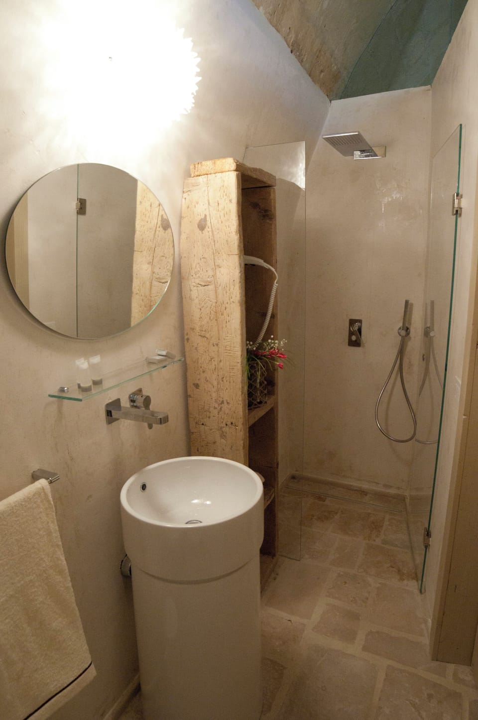 Deluxe Room | Bathroom | Shower, rainfall showerhead, hair dryer, bathrobes