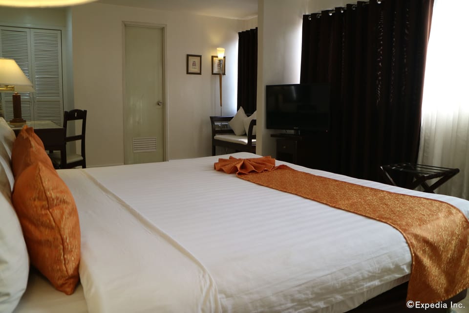 Junior Studio Suite | Desk, rollaway beds, free WiFi, bed sheets