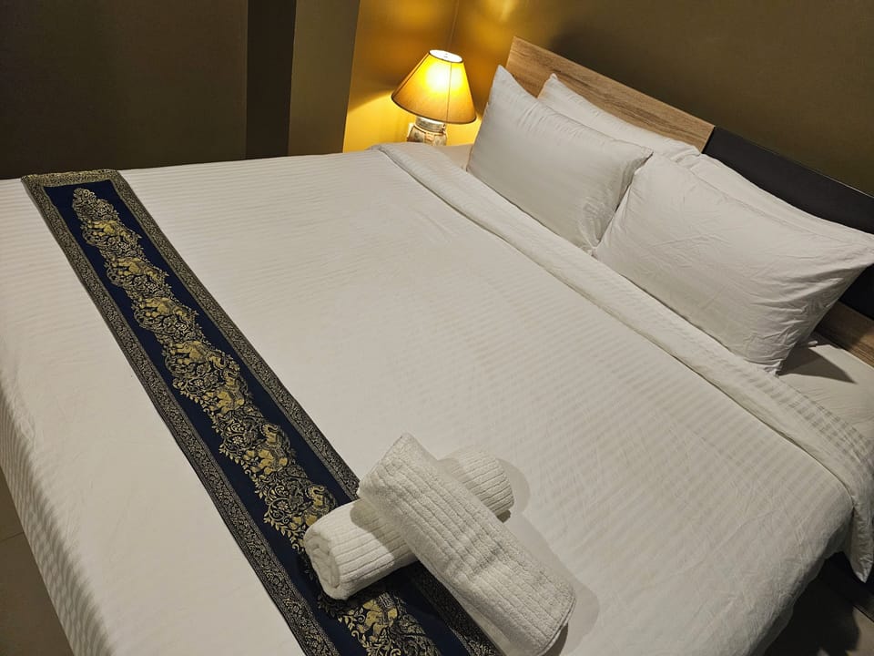 Deluxe Room, 1 King Bed | 1 bedroom, individually furnished, soundproofing, free WiFi