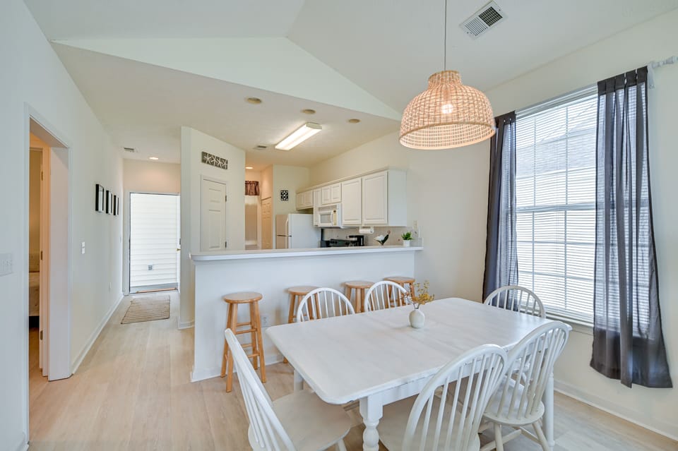Dining Area | Dishware & Flatware Provided