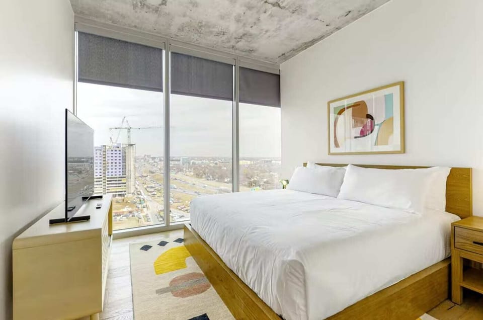 Luxe High Rise off of Rainey St. Apartment in Austin