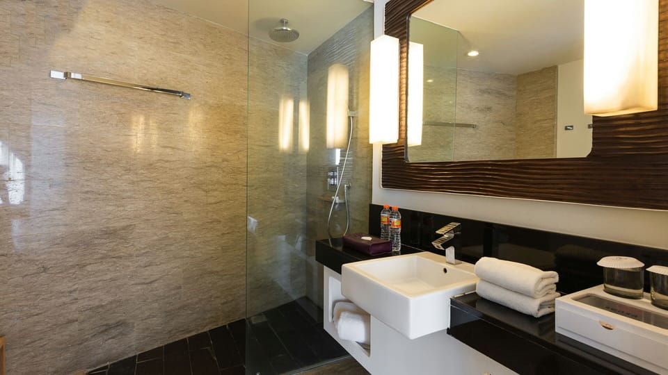 Shower, rainfall showerhead, free toiletries, hair dryer