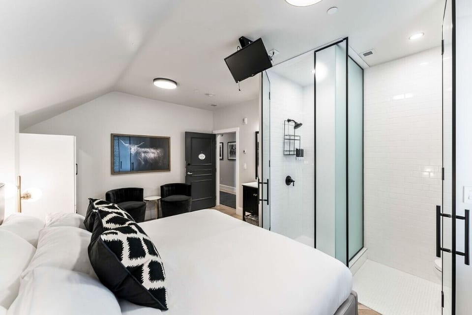 Premium Room, 1 King Bed, Non Smoking | Bathroom | Separate tub and shower, hair dryer, soap, shampoo