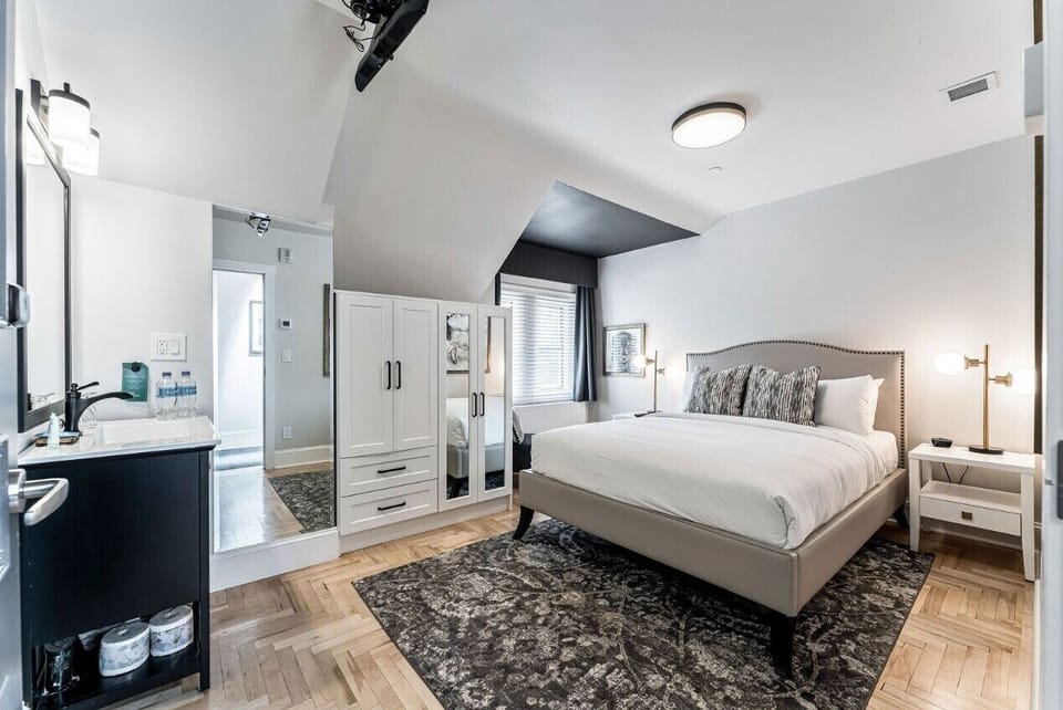 Basic Room, 1 Queen Bed, Non Smoking | Blackout drapes, soundproofing, free WiFi, bed sheets
