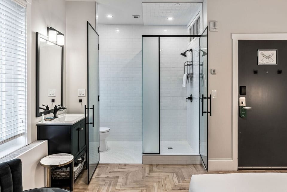 Premium Room, 1 Queen Bed, Non Smoking | Bathroom | Separate tub and shower, hair dryer, soap, shampoo