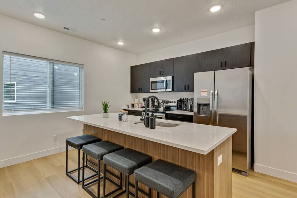 Cook and connect around the spacious island with seating and sleek stainless steel appliances 🍴🌿☕