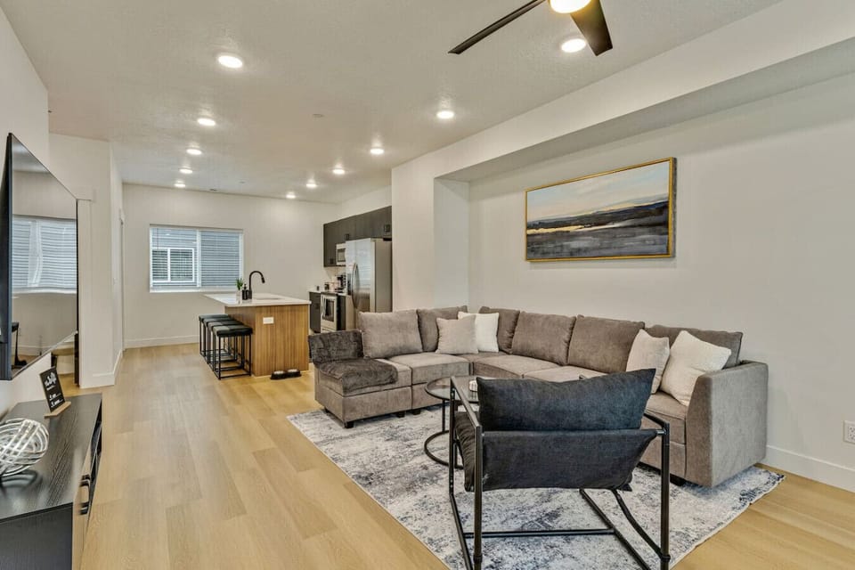 Enjoy open-concept living with a cozy lounge and modern kitchen for easy gatherings 🍷✨🏡