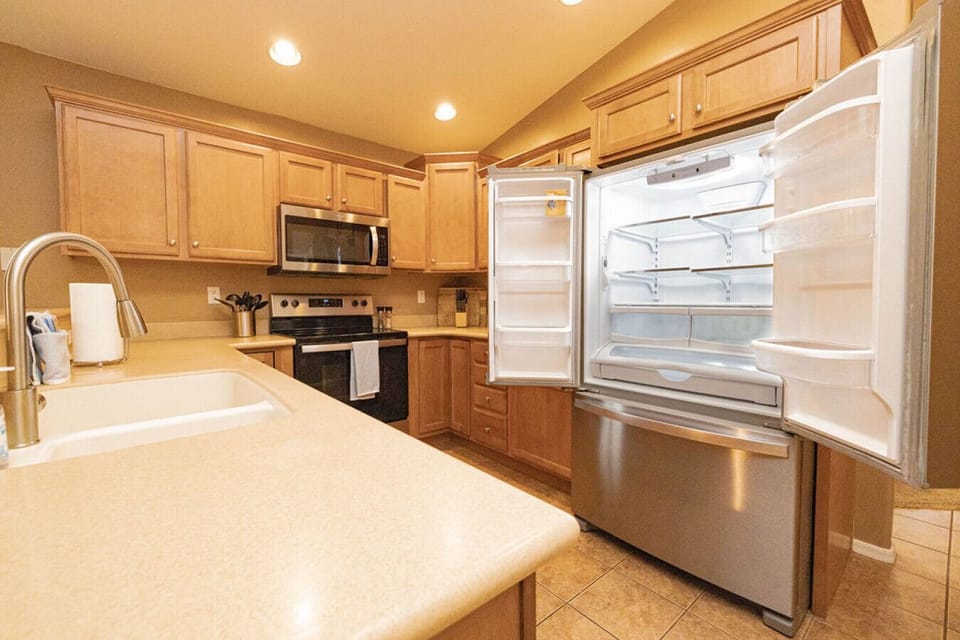 Cold filtered water is dispensed in the fridge, and there is an ice machine in the freezer drawer