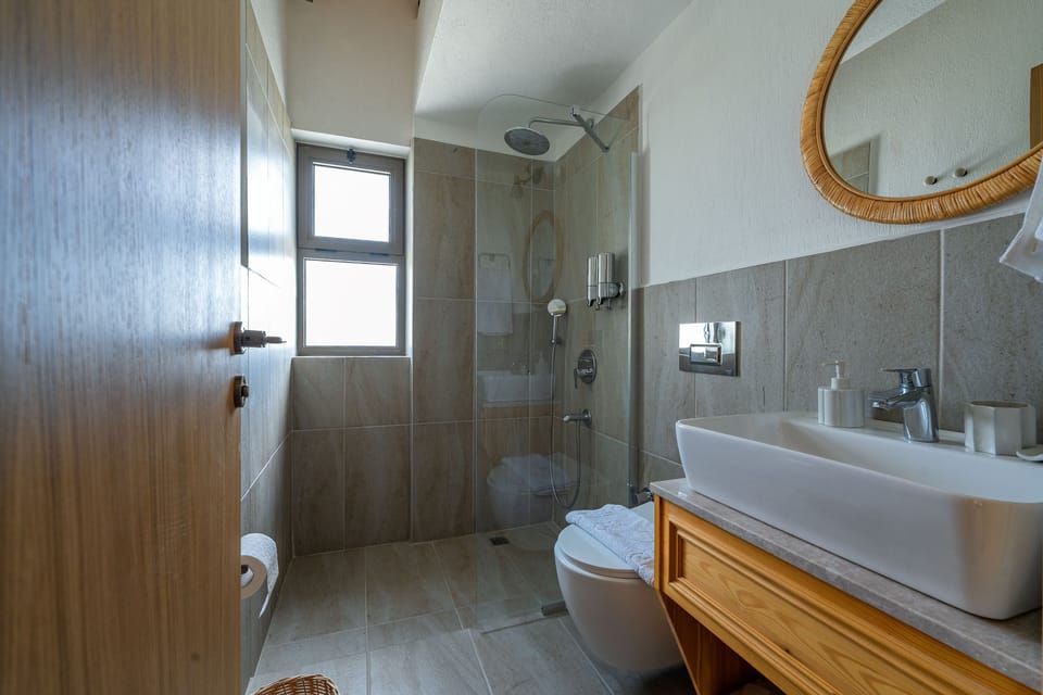 Shower, rainfall showerhead, free toiletries, hair dryer