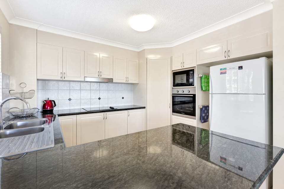 Family Apartment | Private kitchen | Full-size fridge, microwave, oven, stovetop