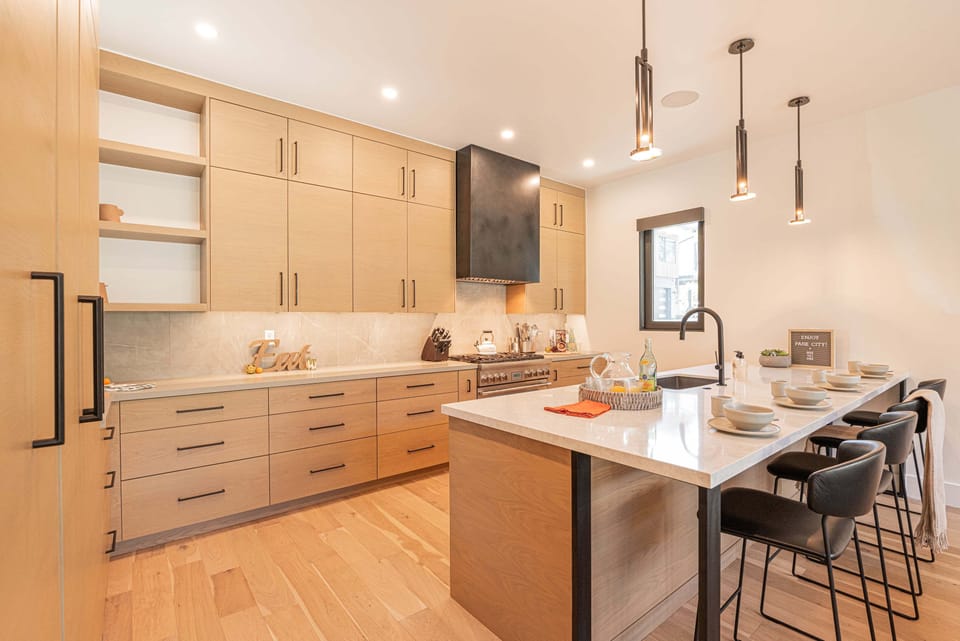 Fully equipped gourmet kitchen, Center island with seating for 4