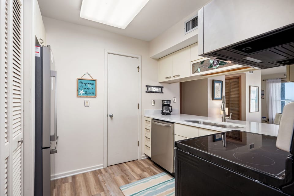 SCRM2: Carolina Ocean Views | Newly Remodeled Kitchen Area