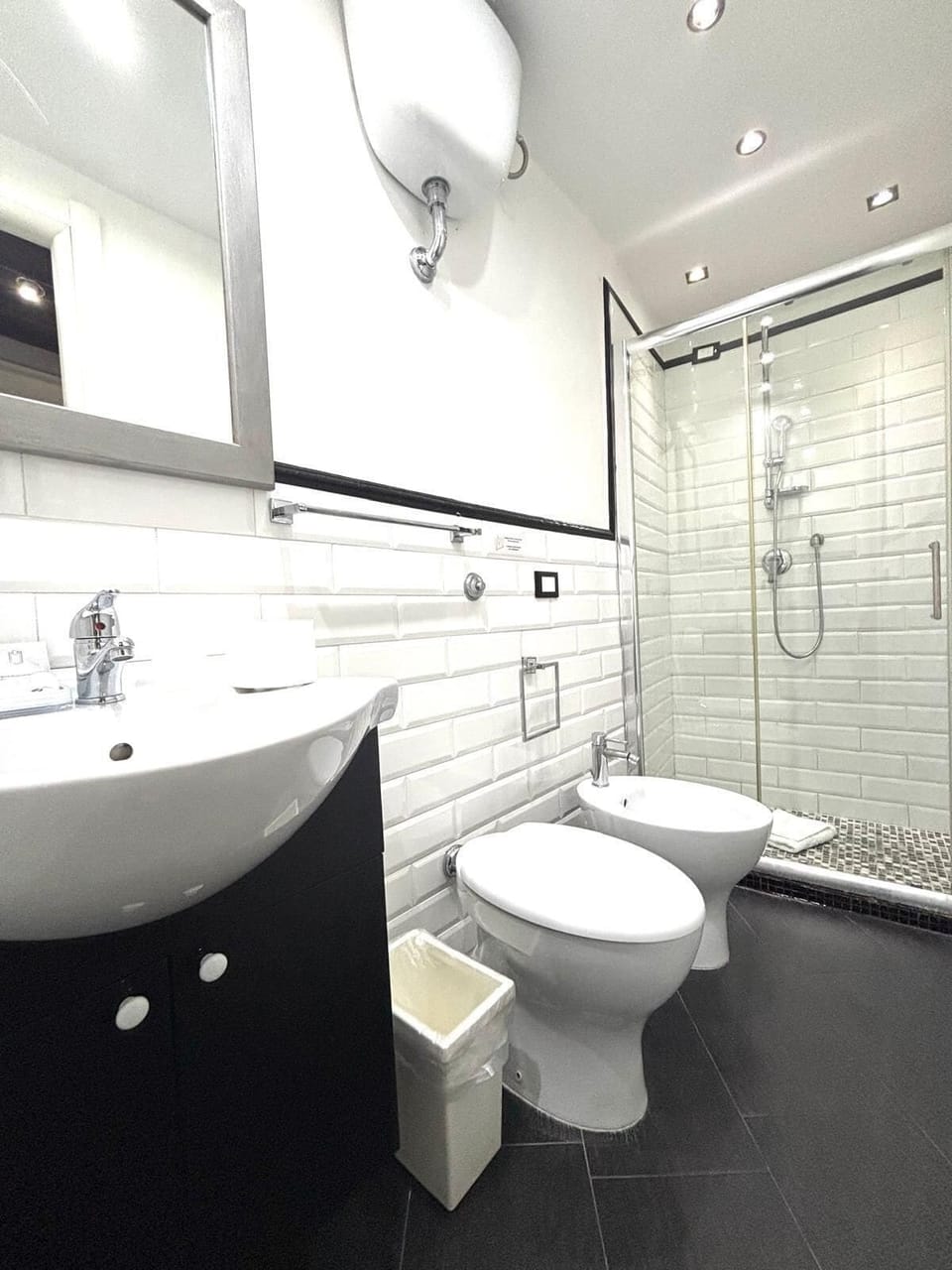 Classic Double or Twin Room | Bathroom | Shower, free toiletries, hair dryer, towels